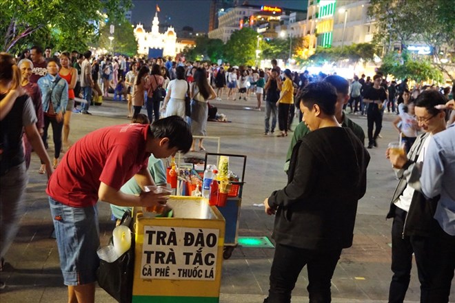 Các quán nước, bánh tráng trộn, xiên nướng, ăn vặt... bày biện lấn chiếm lòng phố