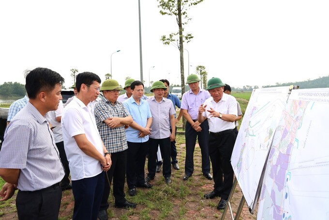 Nguyễn Văn Thi, Phó Chủ tịch UBND tỉnh Thanh Hóa cùng ngành chức năng đã khảo sát.