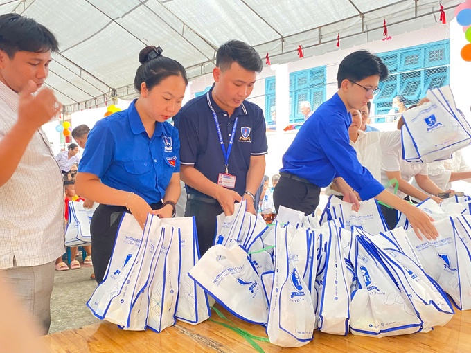 Những phần quà ý nghĩa này có sự quan tâm rất lớn từ Chủ tịch Hội đồng, Ban giám hiệu, Lãnh đạo Khoa Du lịch - Trường ĐH Nguyễn Tất Thành (Ảnh: Tuấn Đạt).