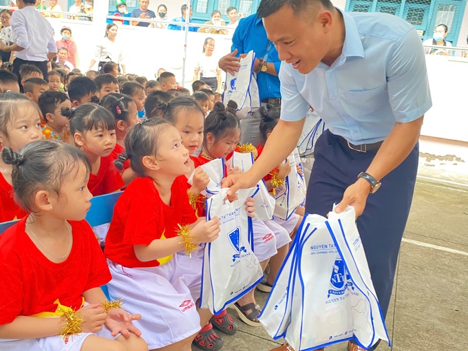 Ông Dương Thanh Tùng, Phó Trưởng Văn phòng đại diện Tạp chí Tài chính doanh nghiệp tại Tp.HCM trao quà cho các cháu nhỏ (Ảnh: Tuấn Đạt).