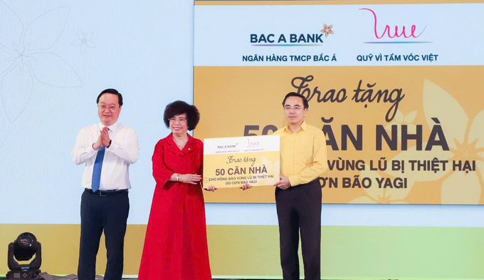 BAC A BANK - thông qua Quỹ Vì tầm vóc Việt trao tặng 50 căn nhà cho đồng bào vùng lũ bị thiệt hại bởi cơn bão Yagi.