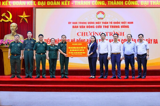 Đại tá Vũ Thị Hải Phượng – Phó Chủ tịch Hội đồng quản trị Ngân hàng TMCP Quân đội (MB) (thứ tư từ trái qua) đại diện MB cùng Bộ Quốc phòng trao số tiền ủng hộ.