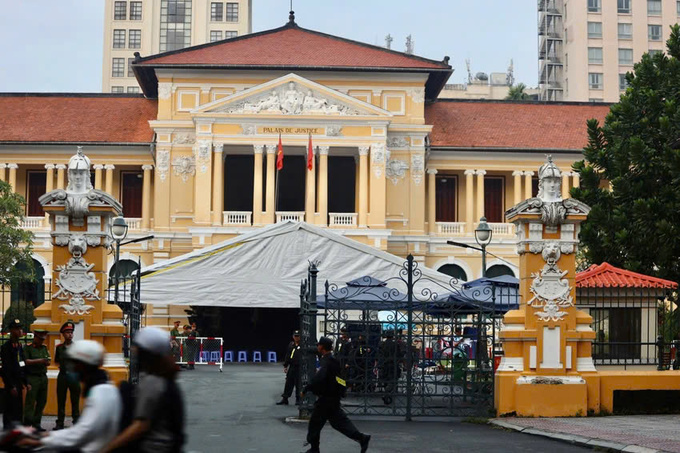 Hàng trăm cán bộ chiến sĩ đã được huy động để bảo vệ an ninh bên ngoài và bên trong khu vực xét xử.