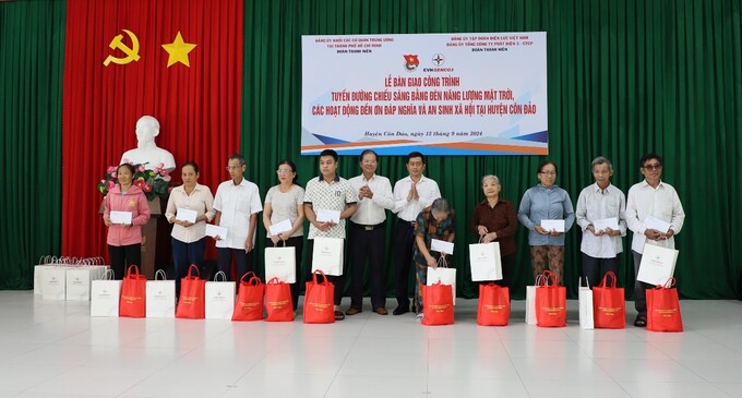 Đồng chí Nguyễn Thành Thơ – Phó Bí thư Đảng ủy Khối và Đồng chí Hồ Văn Trung – Đảng ủy viên EVNGENCO3 trao quà cho các gia đình chính sách