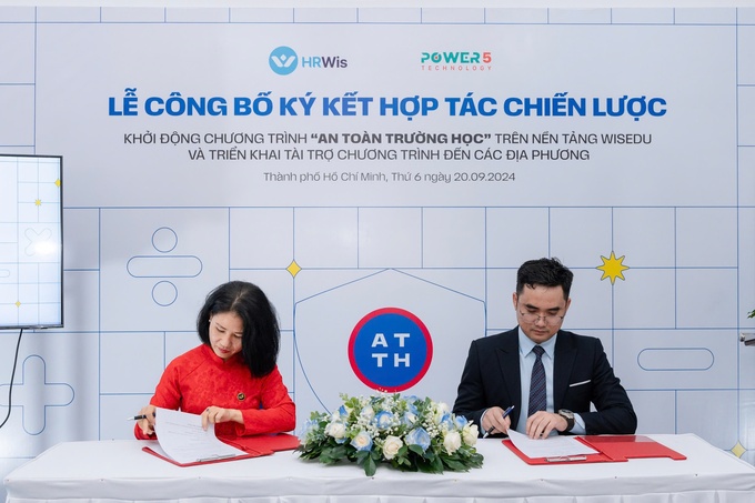 Đại diện HRWis và Power5 ký kết Hợp tác chiến lược giữa hai đơn vị trong chương trình An toàn học đường.