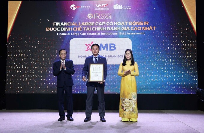 Ông Hà Trọng Khiêm – Phó Tổng giám đốc đại diện MB nhận giải thưởng Financial Large Cap có hoạt động IR được Định chế tài chính đánh giá cao nhất.