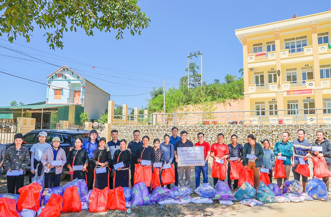 18 hộ dân được trao quà lần này thuộc diện phải di dời nơi ở do sạt lở đất và đang cần nguồn lực tái thiết cuộc sống.