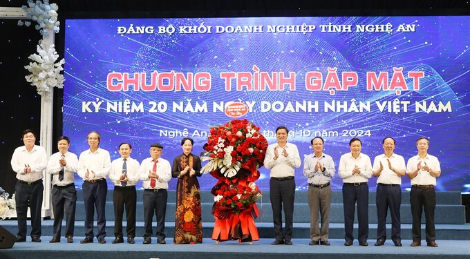 Lãnh đạo tỉnh Nghệ An tặng hoa chúc mừng kỷ niệm 20 năm ngày Doanh nhân Việt Nam.