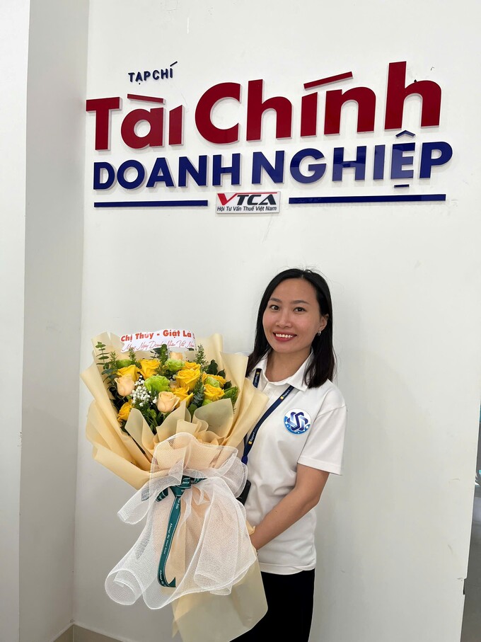 Tạp chí Tài chính doanh nghiệp gửi tặng chị Thúy bó hoa chúc mừng nhân ngày Doanh nhân Việt Nam 13/10. Ảnh: Thanh Xuân