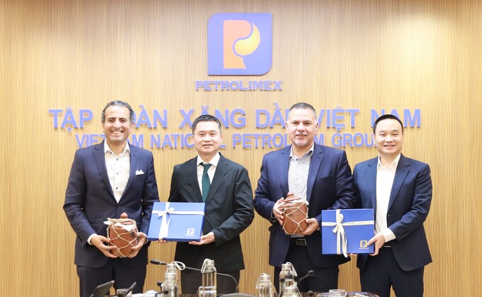 Lãnh đạo Petrolimex trao quà tặng lãnh đạo Aramco