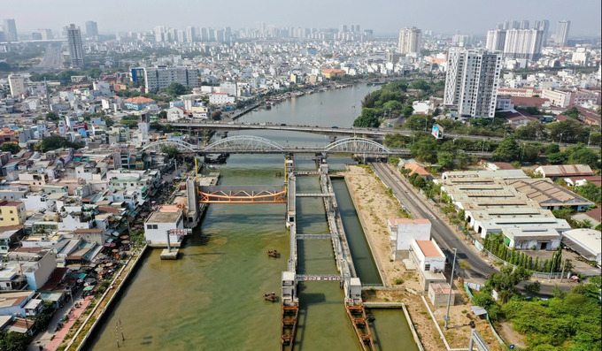 Trong khi các phương án gỡ vướng vẫn vướng thì phía chủ đầu tư đang phải từng ngày oằn lưng gánh nợ vì phần chi phí phát sinh.