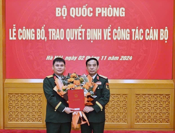 Đại tướng Phan Văn Giang, Ủy viên Bộ Chính trị, Phó bí thư Quân ủy Trung ương, Bộ trưởng Bộ Quốc phòng trao quyết định cho Thượng tá Cao Anh Sơn.