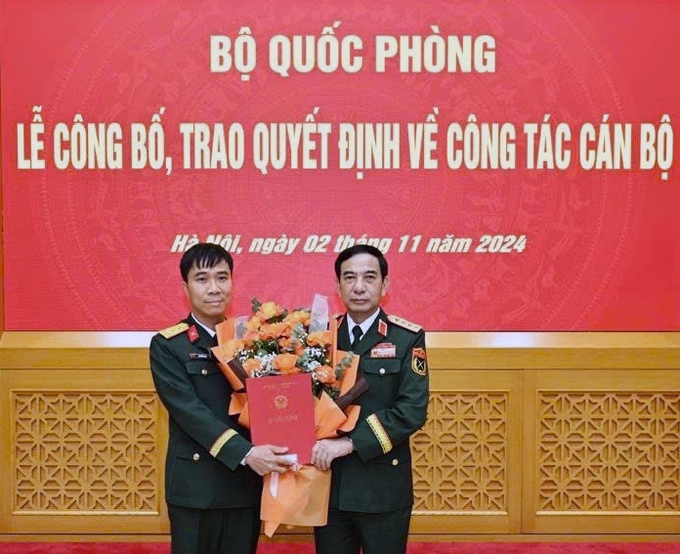 Đại tướng Phan Văn Giang, Ủy viên Bộ Chính trị, Phó bí thư Quân ủy Trung ương, Bộ trưởng Bộ Quốc phòng trao quyết định cho Trung tá Nguyễn Đạt.