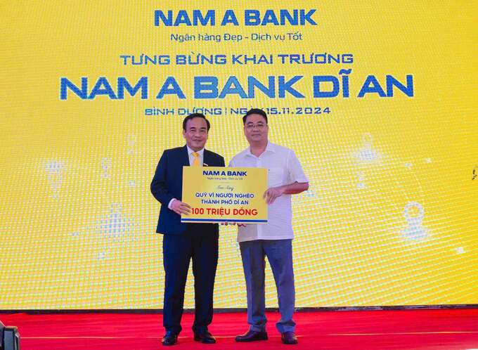 Đại diện Nam A Bank trao tặng Quỹ vì người nghèo Tp.Dĩ An.