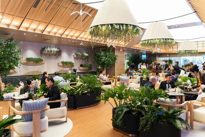 Không gian của Phu Long Pavilion tràn ngập cây xanh và ánh sáng tự nhiên.