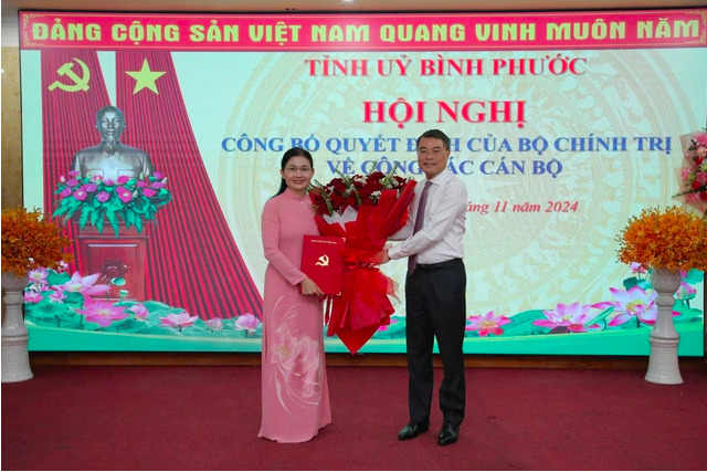 Ông Lê Minh Hưng, Ủy viên Bộ Chính trị, Bí thư Trung ương Đảng, Trưởng Ban Tổ chức Trung ương trao quyết định và chúc mừng tân Bí thư Tỉnh ủy Bình Phước. Ảnh: Báo NLĐ.