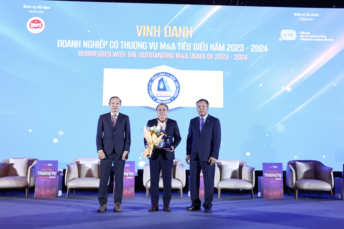 Lãnh đạo Biwase lên nhận giải thưởng Doanh nghiệp có thương vụ M&A tiêu biểu năm 2023 - 2024