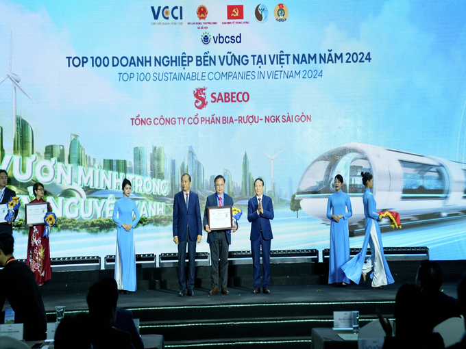 Ông Nguyễn Hoàng Giang, Tổng giám đốc công ty TNHH Thương mại Bia Saigon SATRACO nhận giấy chứng nhận CSI100 2024