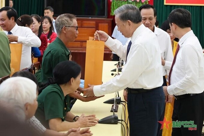 Tổng Bí thư, Chủ tịch nước Tô Lâm tặng quà cho thương binh, bệnh binh tỉnh Quảng Trị.