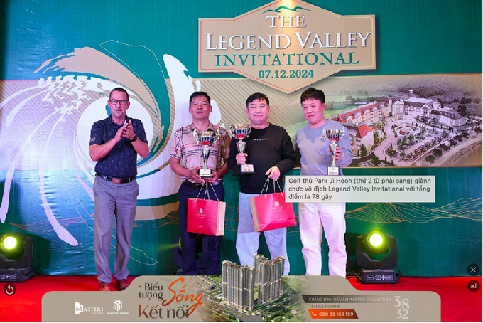 Golf thủ Park Ji Hoon (thứ 2 từ phải sang) giành chức vô địch Legend Valley Invitational với tổng điểm là 78 gậy.