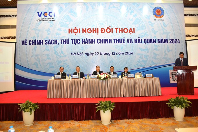 Lãnh đạo Bộ Tài chính, Tổng cục Thuế, Tổng cục Hải quan đối thoại với doanh nghiệp.