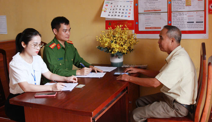 Công an xã Thái Đào (Lạng Giang) và công chức ngành Lao động - Thương binh và Xã hội khảo sát thông tin thân nhân liệt sĩ.