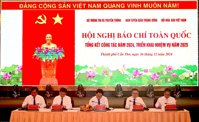 Lãnh đạo Ban Tuyên giáo trung ương, Bộ Thông tin Truyền thông, Hội Nhà báo Việt Nam chủ trì hội nghị. Ảnh: Phong Linh