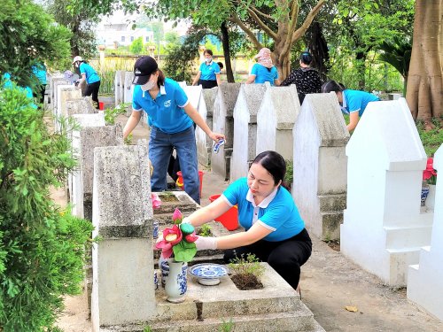 Chăm sóc các phần mộ liệt sỹ tại Nghĩa trang liệt sỹ Hàm Rồng.