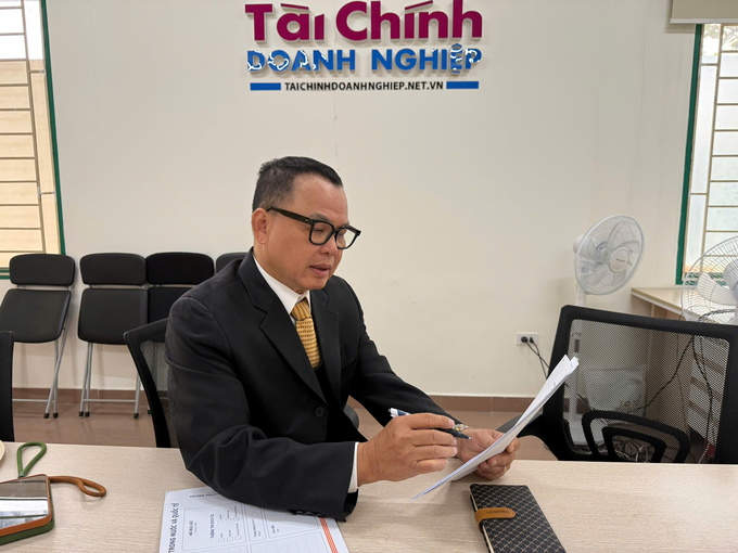 Ông Lý Trần Dũng đang trình bày vụ việc với phóng viên.