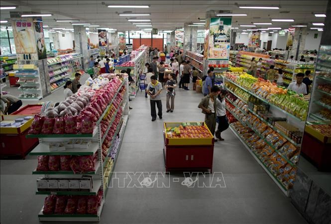 Người dân mua sắm tại một siêu thị ở Pyongyang, Hàn Quốc. Ảnh: AFP/TTXVN.