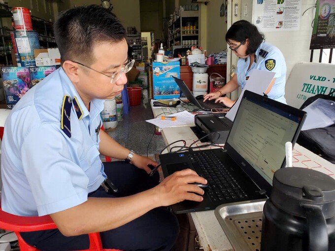 Lượng lượng chức năng đã lập biên bản vi phạm hành chính đối với hộ kinh doanh D.M với các hành vi buôn bán hàng hóa có nhãn không đúng quy định, tổng giá trị hàng hóa vi phạm là 59,4 triệu đồng.