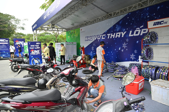 Ngoài việc bảo dưỡng xe, đội ngũ kỹ thuật viên và chuyên gia từ các thương hiệu lớn đã trực tiếp hướng dẫn sinh viên cách chăm sóc xe đúng cách, giúp giảm thiểu hư hỏng, tăng độ an toàn và tiết kiệm chi phí vận hành.