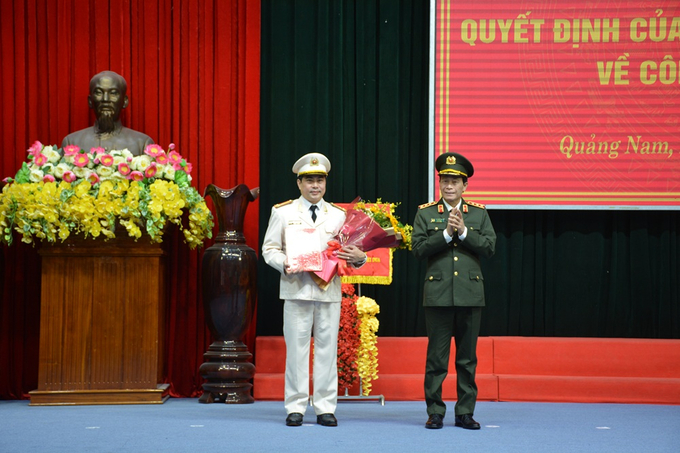 Thứ trưởng Bộ Công an trao quyết định bổ nhiệm Thượng tá Nguyễn Xuân Hoàng giữ chức Phó giám đốc Công an tỉnh Quảng Nam. (ảnh CAQN)