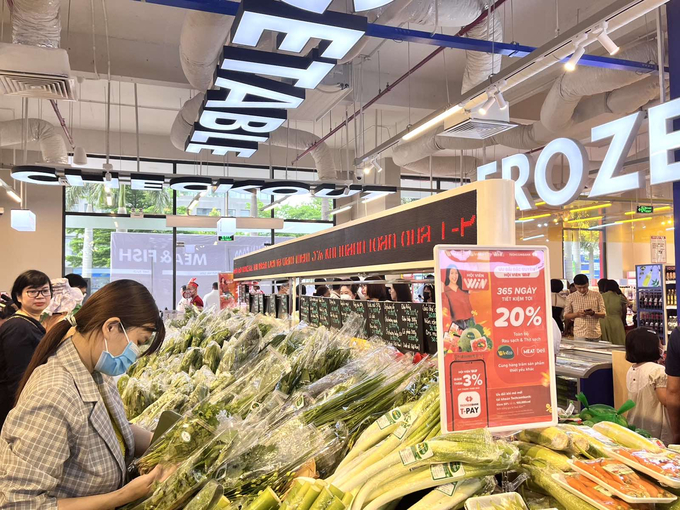 Khách hàng mua sắm rau củ tại siêu thị WinMart.