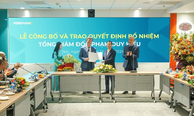 HĐQT ABBANK trao quyết định bổ nhiệm làm Tổng giám đốc cho ông Phạm Duy Hiếu.