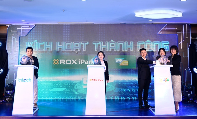 Bà Nguyễn Thị Bích Thủy, Tổng Giám đốc ROX iPark (giữa) tại sự kiện công bố triển khai thành công hệ thống ERP SAP S/4HANA.