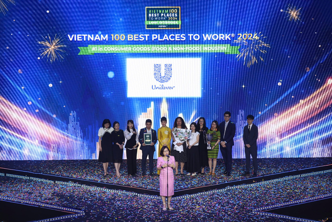 Bà Trịnh Mai Phương - Phó chủ tịch Phụ trách Nhân sự đại diện Unilever Việt Nam nhận giải thưởng Top 1 Nơi làm việc tốt nhất Việt Nam. Ảnh: Unilever Việt Nam.