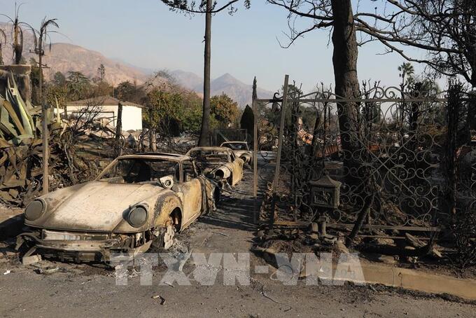 Cảnh tàn phá do cháy rừng tại Altadena, Los Angeles, California, Mỹ, ngày 10/1/2025. Ảnh: THX/TTXVN.