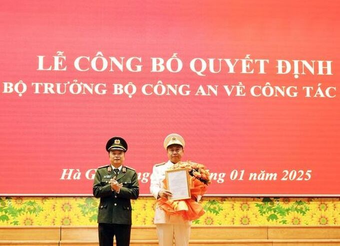 Thiếu tướng Đặng Hồng Đức, Thứ trưởng Bộ Công an trao quyết định và tặng hoa chúc mừng Đại tá Nguyễn Đức Thuận