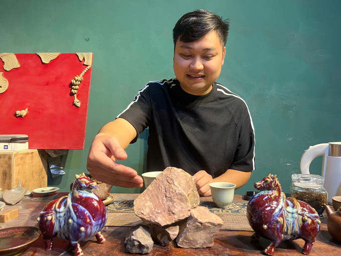 Nghệ nhân trẻ Nguyễn Văn Chiến đam mê nghề gốm.