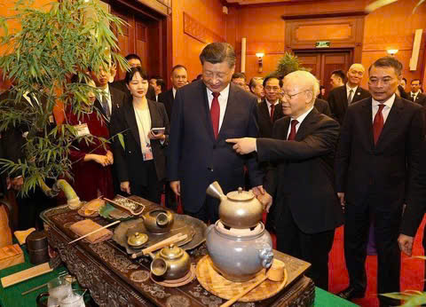 Sản phẩm ấm, chén men Thiên Hà được trưng bày trong dịp cố Tổng Bí thư Nguyễn Phú Trọng tiếp Tổng Bí Thư - Chủ tịch nước Trung Quốc Tập Cận Bình.