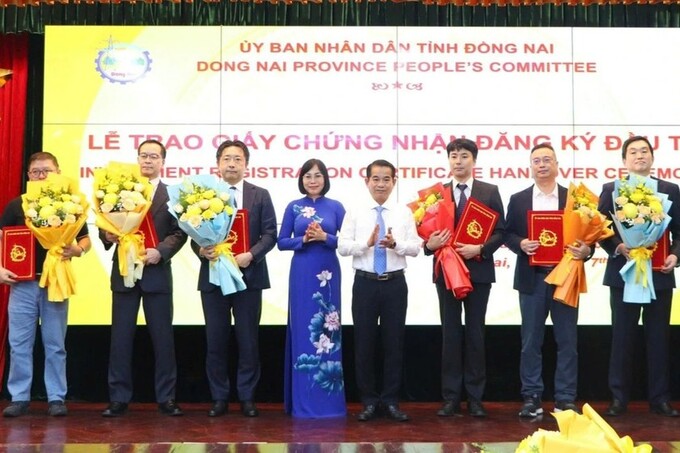 UBND tỉnh Đồng Nai trao Giấy chứng nhận cho 14 dự án vốn đầu tư trực tiếp nước ngoài (FDI) và vốn trong nước.