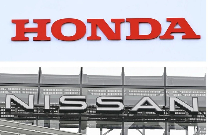 Biểu tượng tập đoàn ôtô Honda (trên) và Nissan. (Nguồn: Kyodo/TTXVN).