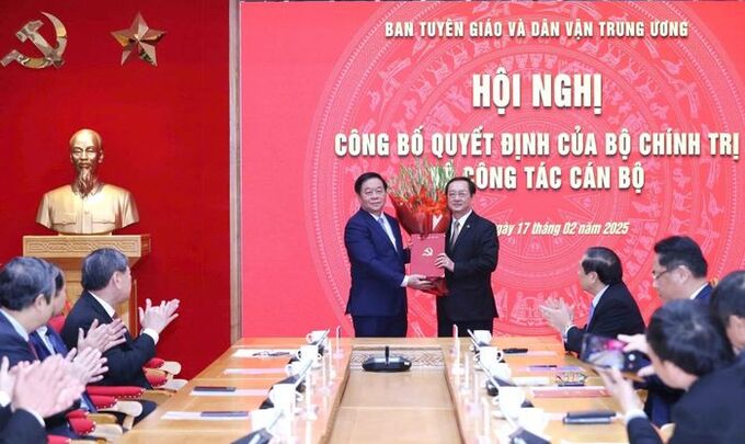 Trưởng Ban Tuyên giáo và Dân vận Trung ương Nguyễn Trọng Nghĩa trao quyết định, tặng hoa chúc mừng ông Huỳnh Thành Đạt.