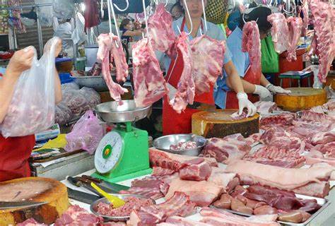 Giá thịt heo tại chợ dân sinh tăng cao.