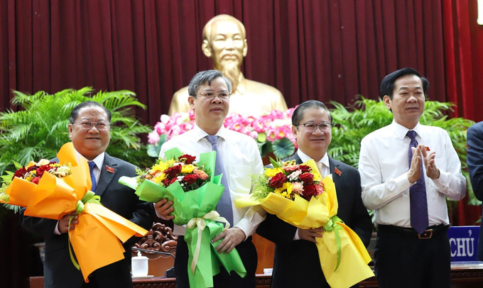 Ông Trương Cảnh Tuyên và ông Trần Quốc Vũ (lần lượt thứ ba và thứ tư từ phải sang) vừa được bầu làm chủ tịch UBND TP Cần Thơ và phó chủ tịch HĐND TP Cần Thơ. (Ảnh: Tuổi trẻ Tp.HCM)