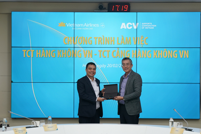 Chủ tịch HĐQT Vietnam Airlines và ACV trao quà lưu niệm.