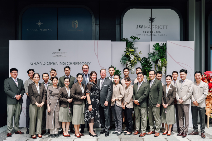 Ban lãnh đạo Marriott International cùng đội ngũ nhân viên JW Marriott tại tòa Sea.