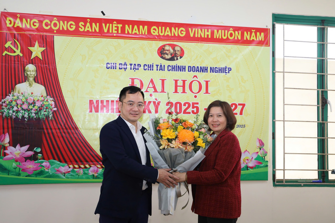 Đồng chí Nguyễn Thị Thu Ánh – Phó bí thư, Chủ nhiệm UBKT Đảng ủy khối doanh nghiệp quận Hai Bà Trưng chúc mừng đồng chí Hà Khắc Minh tái đắc cử Bí thư chi bộ Tạp chí Tài chính doanh nghiệp nhiệm kỳ 2025 - 2027.