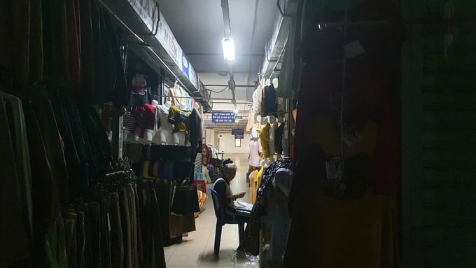 Các quầy hàng tối om